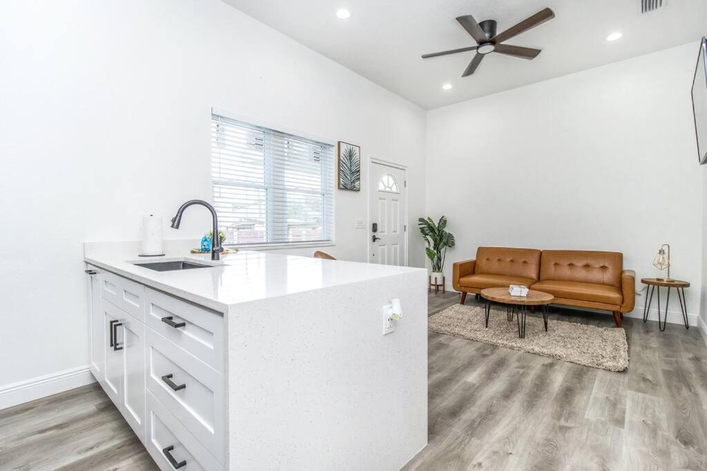 2Br Spacious House In Heart Of West 탬파 외부 사진
